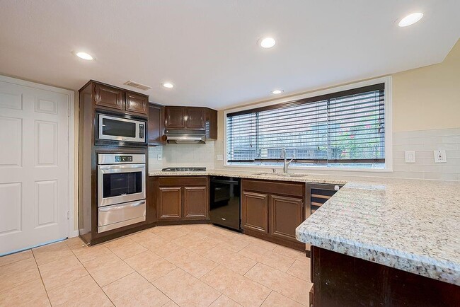 Building Photo - 2039 Shorewood Ln