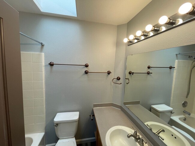 Building Photo - Charming 3 Bed/2 Bath Rambler in NE Tacoma — Cul-de-Sac Living with a Fenced Yard