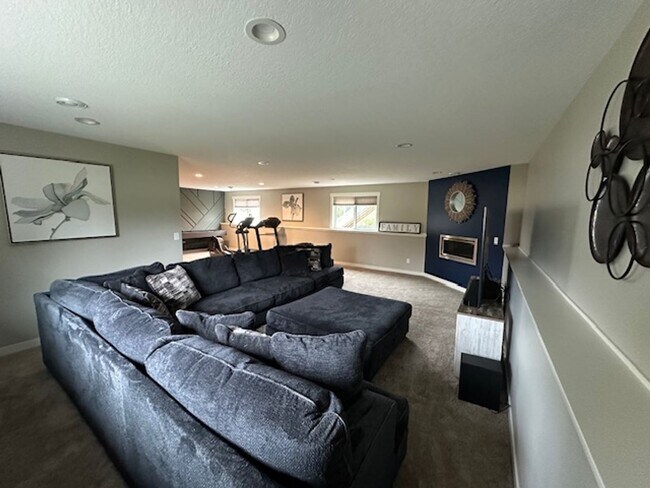 Building Photo - 5 bedrooms 3 bathrooms and a 3-car garage