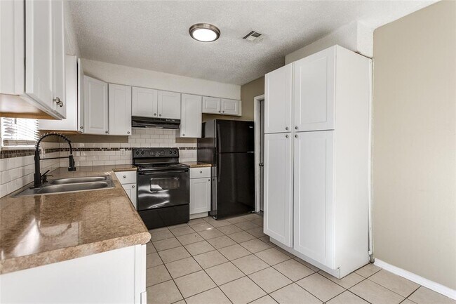 Building Photo - 645 Lloyd Ave