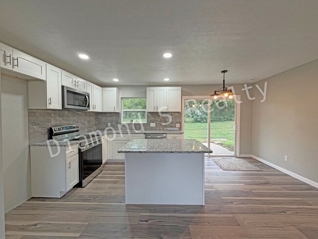 Building Photo - Completely Remodeled 4 Bedroom Home in Nixa!
