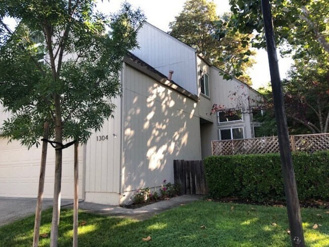 Building Photo - 1304 Foothill Dr