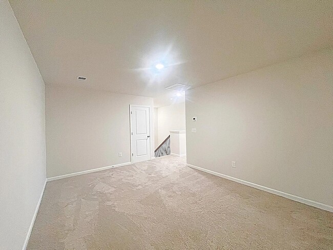 Building Photo - 5 Vine House Dr