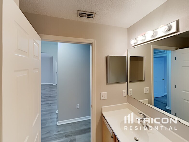 Building Photo - 921 Brenton Leaf Dr