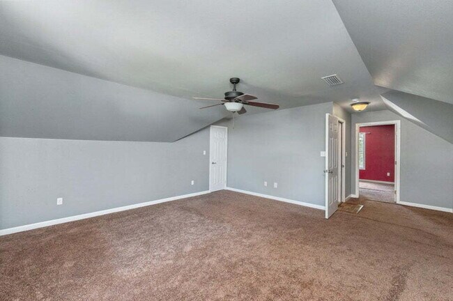 Building Photo - A spacious four bedroom, two and a half bathroom home located in the heart of the DeFuniak Spring...