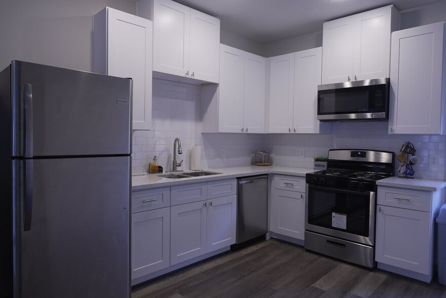 Kitchen - 5329 Higgins St