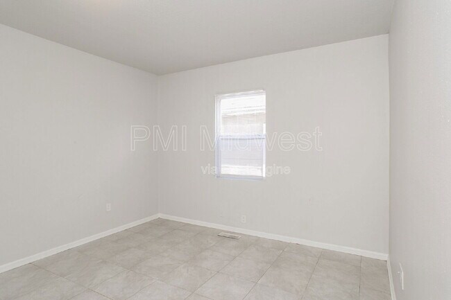 Building Photo - 3014 W 10th St