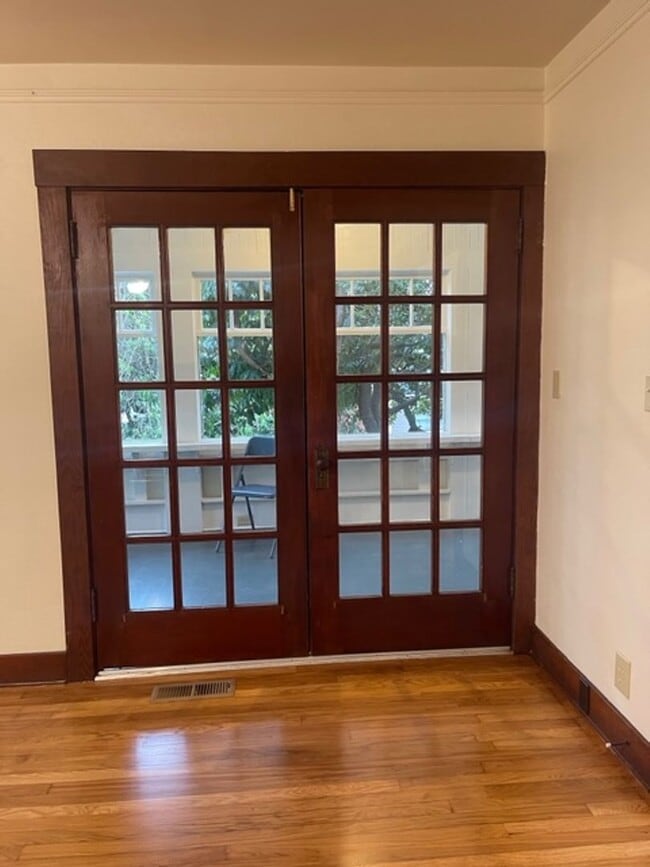 Building Photo - Spacious Craftsman Home