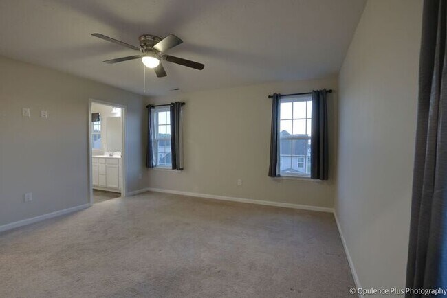 Building Photo - Gorgeous 3 Bed 3.5 Bath Fairborn Home!