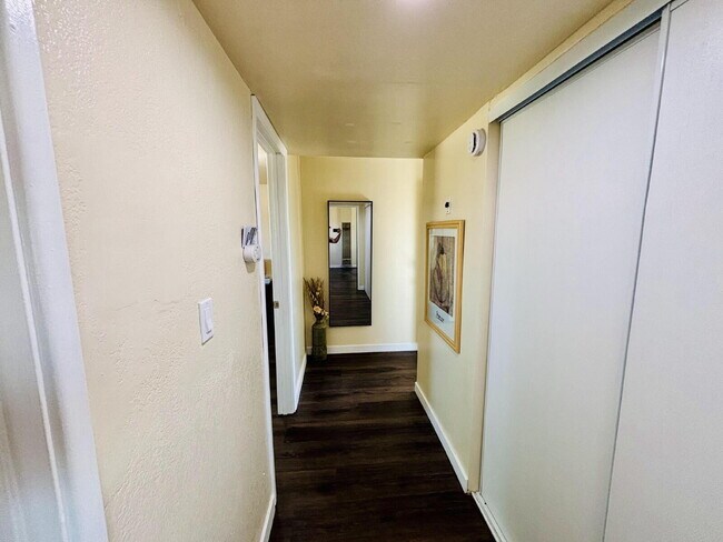 Building Photo - 4 bedrooms, 2 kitchens, 2.5 bathrooms, lau...