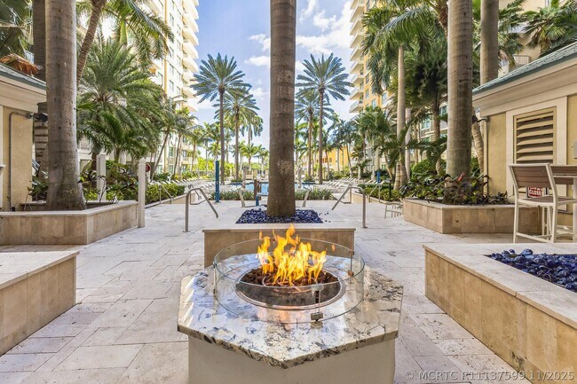 Building Photo - 700 E Boynton Beach Blvd