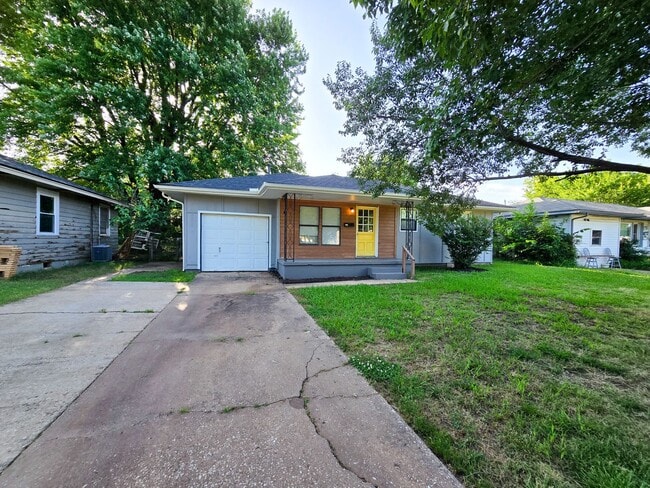 Building Photo - 3 Bedroom 1 Bath Home in Shawnee!