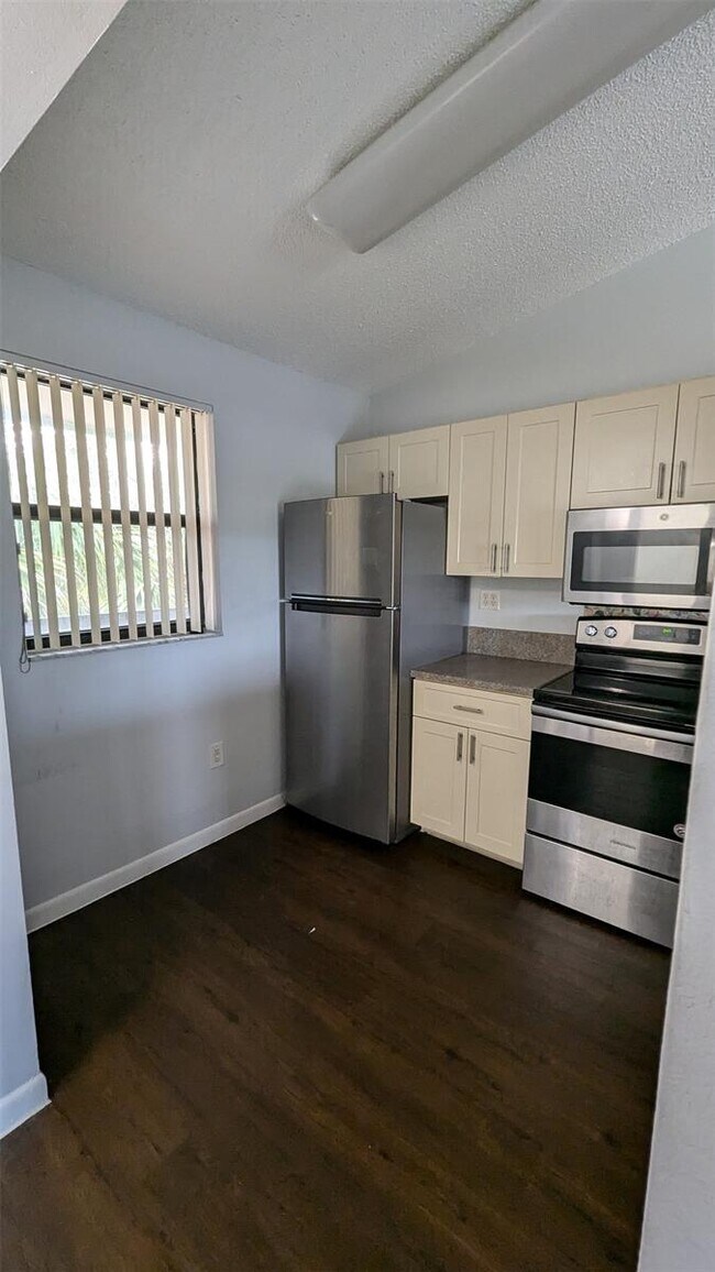 Building Photo - 9919 Nob Hill Ct