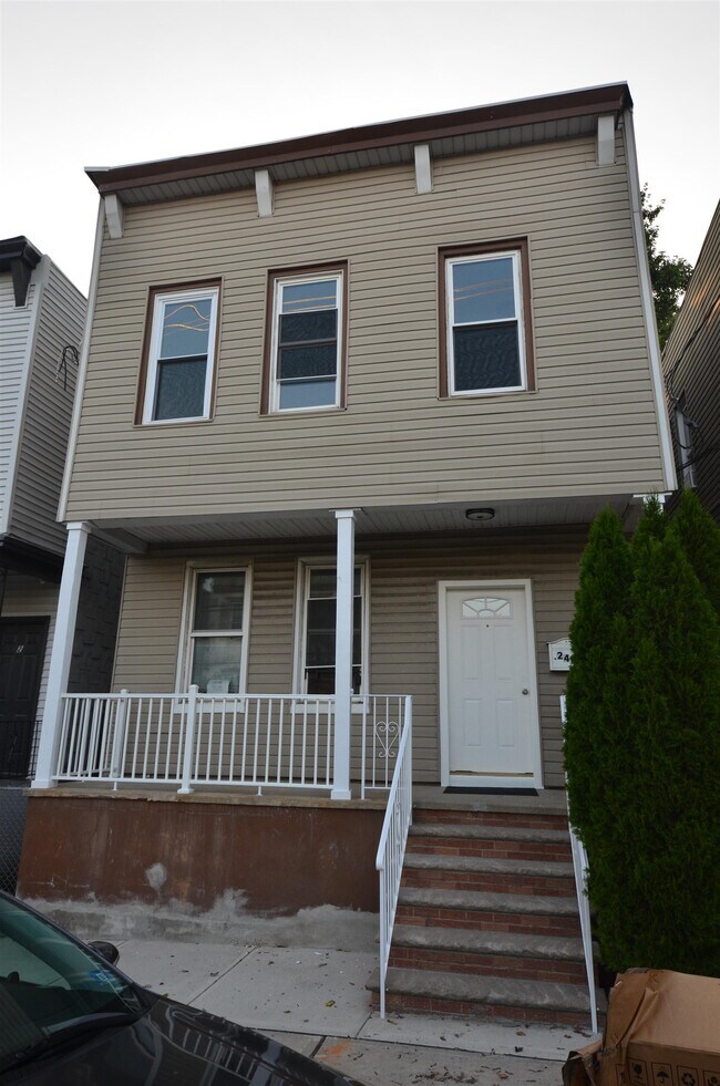 Building Photo - 241 Randolph Ave
