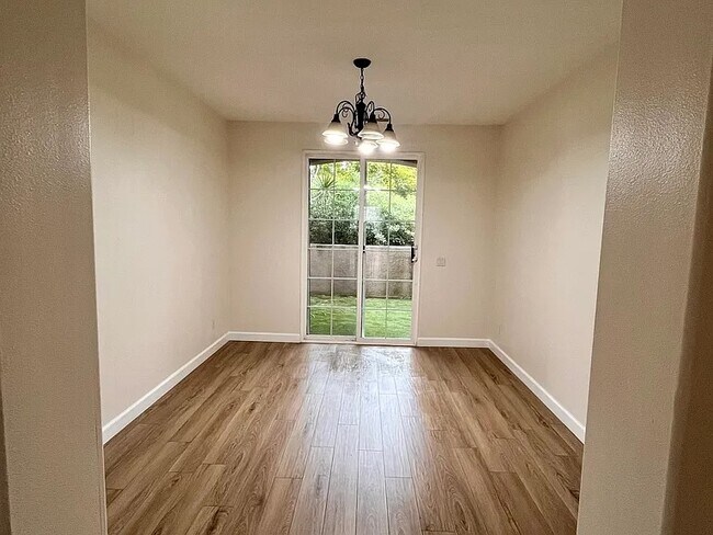 Building Photo - 525 Avenida Ortega