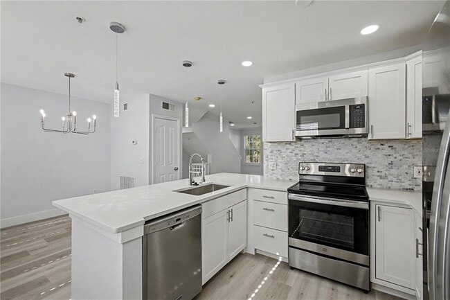 Building Photo - 1042 WATERSIDE Dr