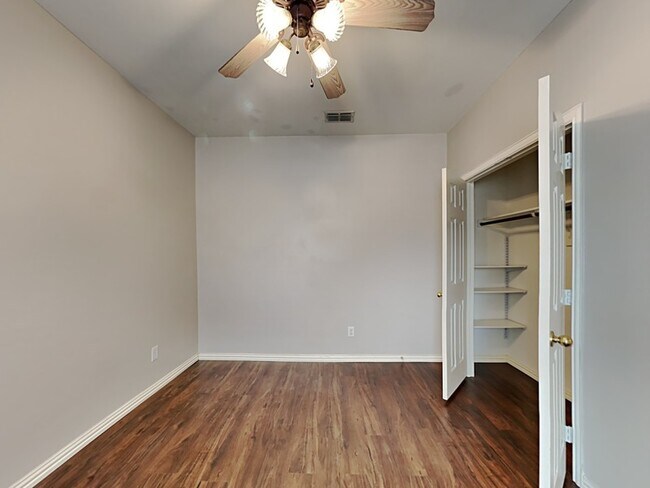 Building Photo - 818 Water Oak Dr