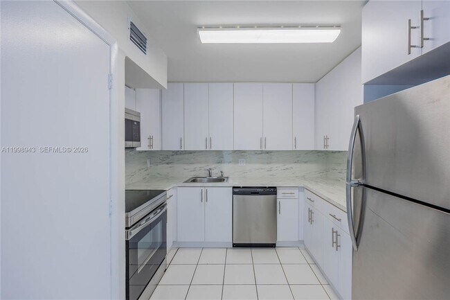 Building Photo - 4164 Inverrary Dr