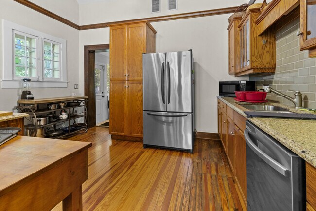 Building Photo - 204 NE 3rd Ave