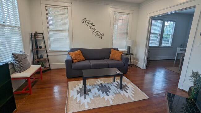 Building Photo - Comfy 2BR Home Near McLeod & MUSC