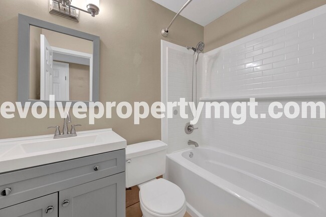 Building Photo - COLLIERVILLE HOME!!