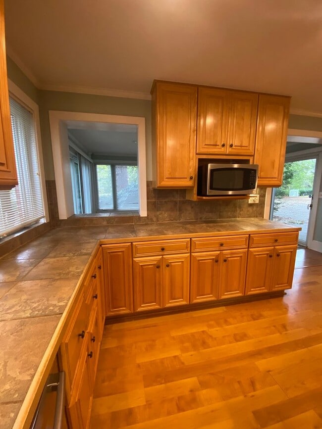 Building Photo - Beautiful 3 BR/2.5 BA Waterfront Home on Trent River!