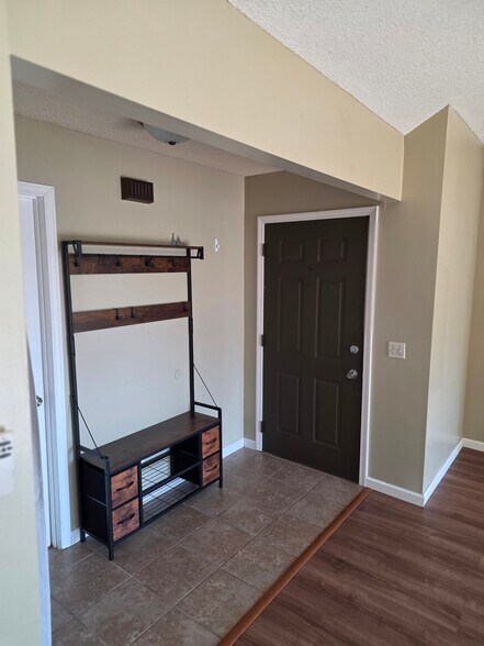 Building Photo - 1611 Lyndhurst Dr