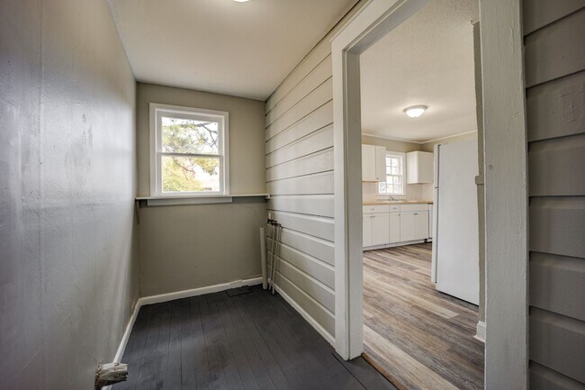 Building Photo - Freshly Updated 2 Bedroom House