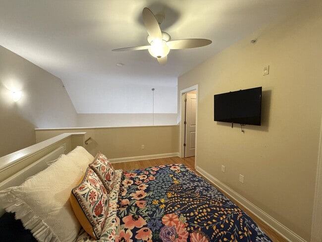 Building Photo - Fantastic Condo in South End!