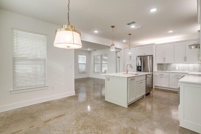 Building Photo - Brand New Custom 3 Bedroom Home in Granbury!