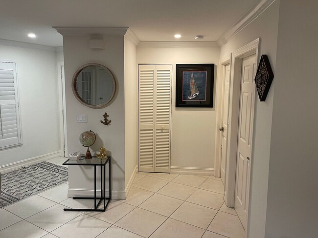 Building Photo - 1337 Center Ln