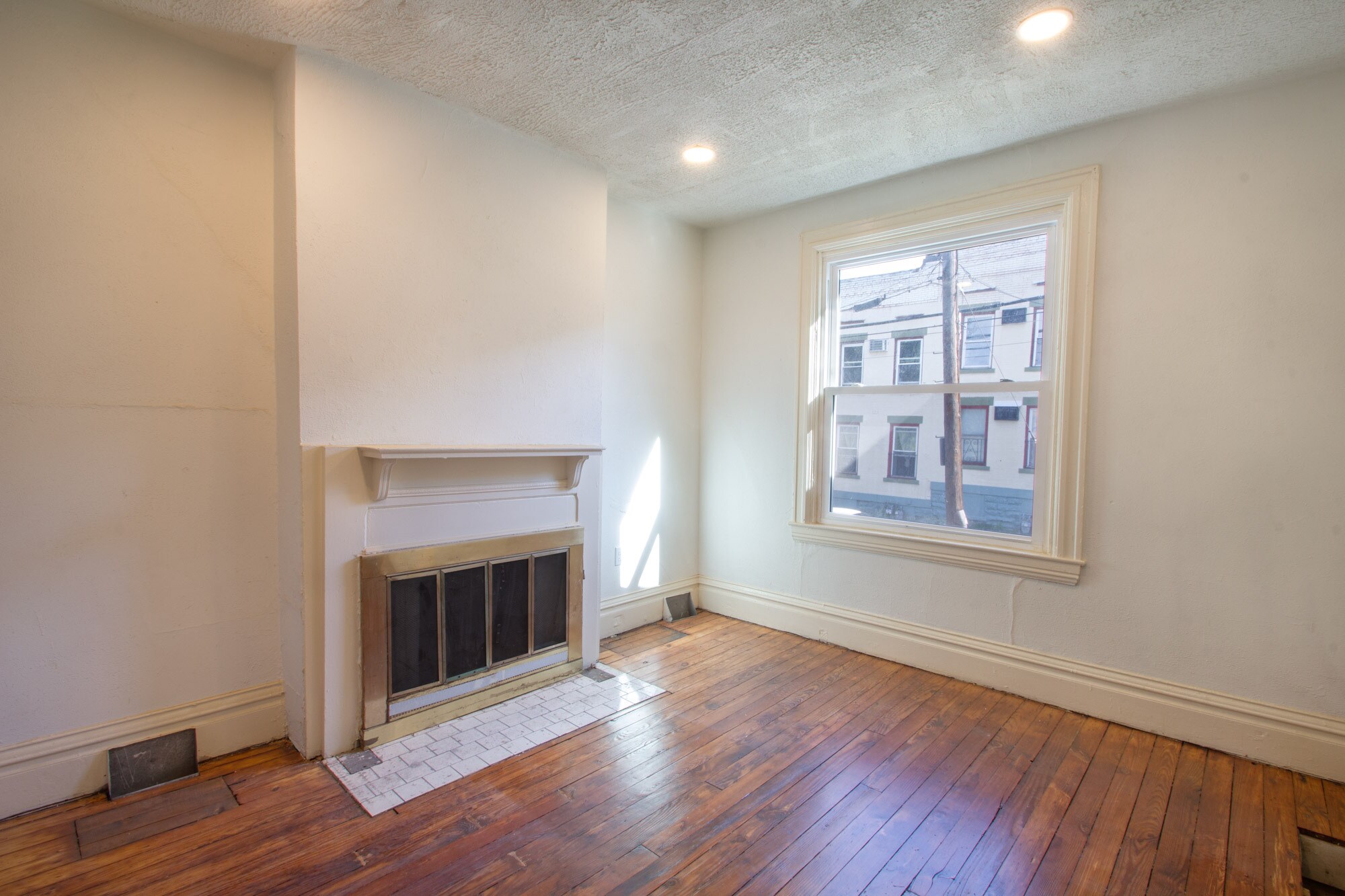 Building Photo - 206 Center St