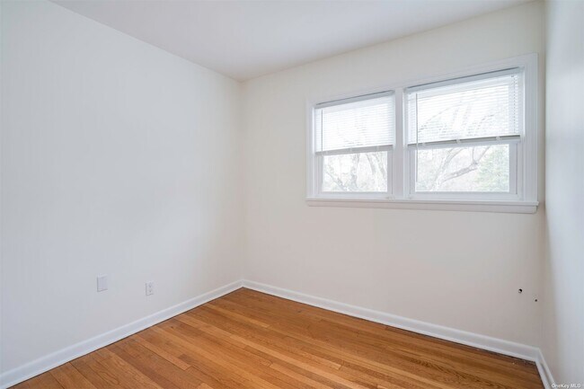 Building Photo - 10 Old Westbury Rd