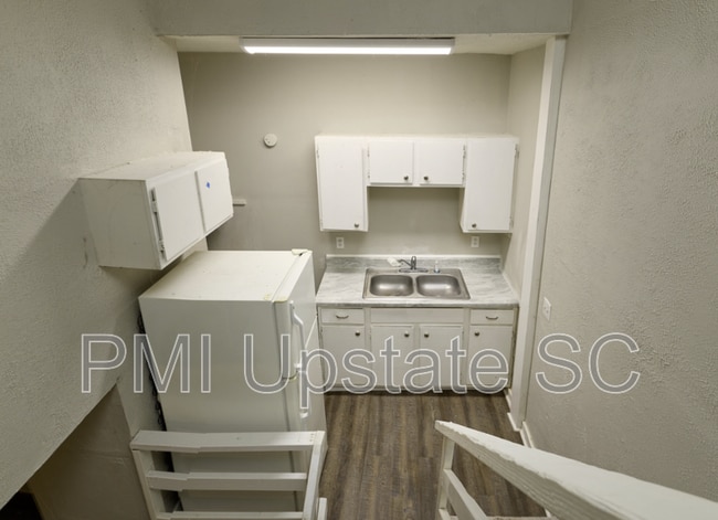 Building Photo - 181 N Fairview Ave