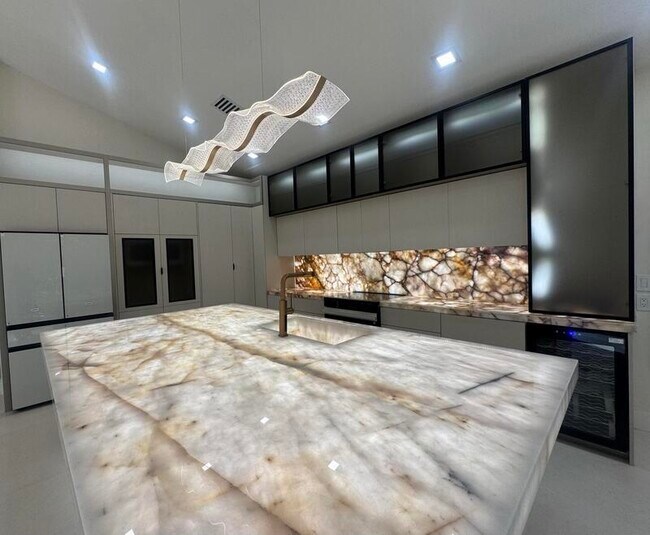 Building Photo - 7686 La Corniche Cir