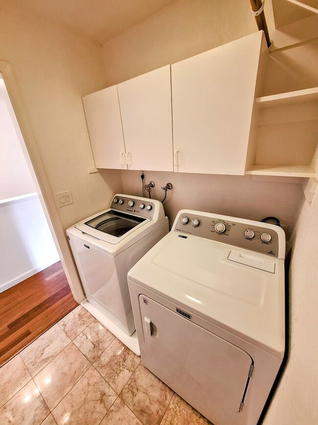 Building Photo - Beautiful 2bd Townhouse With Attached Garage, Private Patio, Pool/Hot Tub, & Clubhouse!