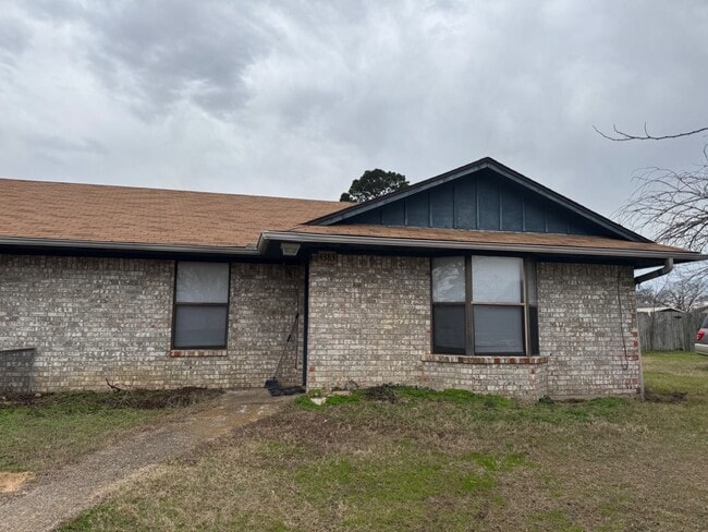 Primary Photo - 4141 Stoneridge Dr