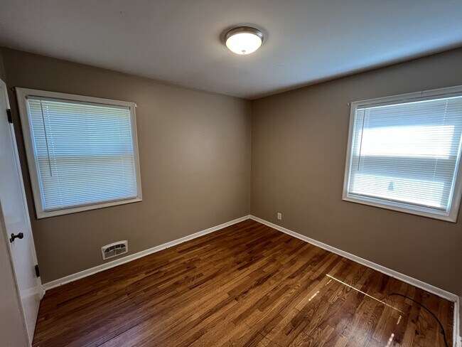 Building Photo - 5363 N 47th Ave