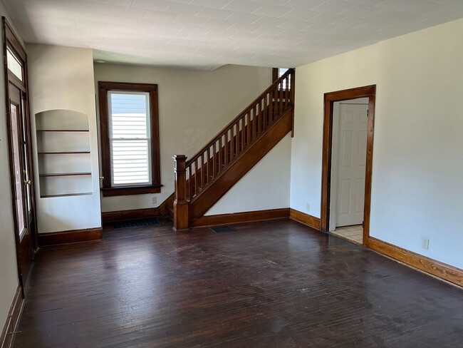 Building Photo - **REMODELED 4-BEDROOM/2-BATH HOUSE IN NORT...