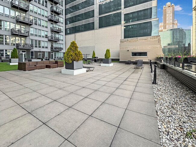Building Photo - 565 W Quincy St