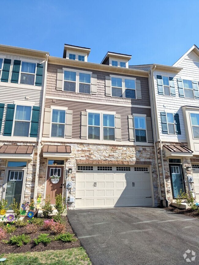 Building Photo - Gorgeous Newer Construction Home (2022) in...