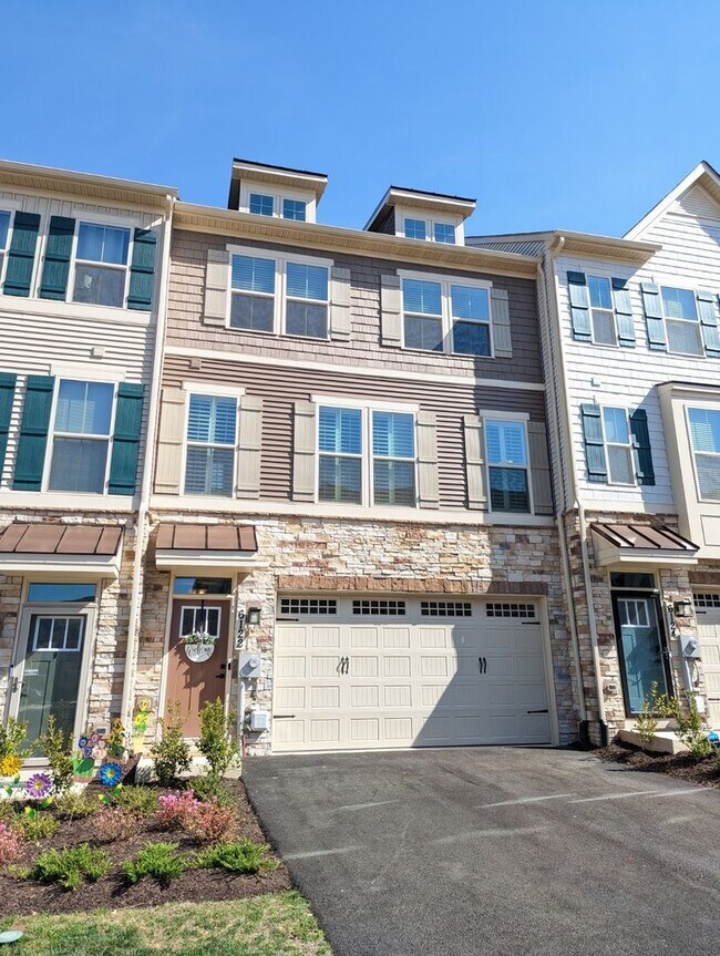 Primary Photo - Gorgeous Newer Construction Home (2022) in...