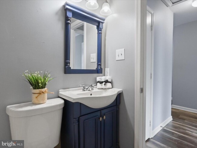 Building Photo - 303 Mayfair Pl