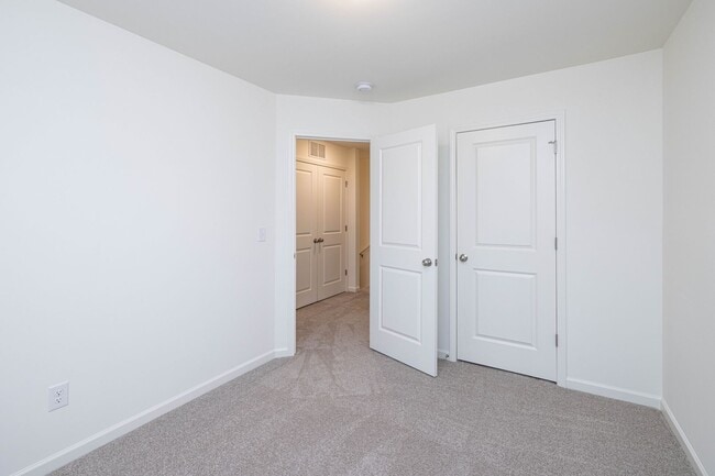 Building Photo - Charming 3-Bedroom End Unit Townhome Near Jack Alexander Blvd - APRIL MOVE IN SPECIAL