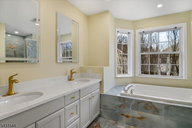Building Photo - 145 Arrowgate Dr