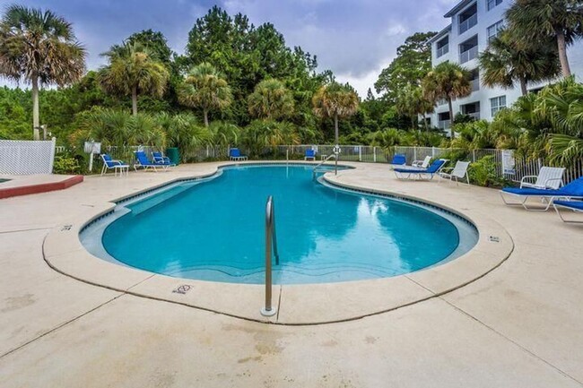 Building Photo - 1 Bedroom at Florida Club Condominiums!