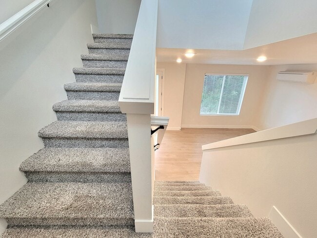 Building Photo - Modern Comfort in the Heart of SE Portland — 3 Bed, 2.5 Bath Home!