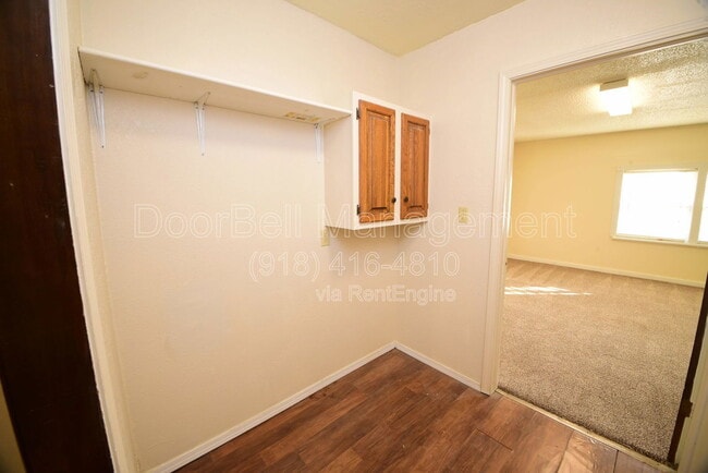 Building Photo - 746 W Commercial St