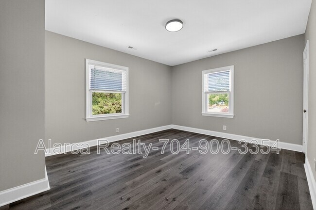 Building Photo - 2322 Belfast Dr