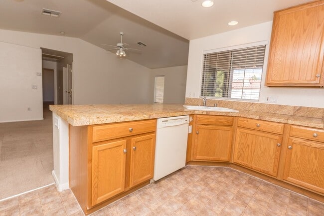 Building Photo - Available! 2 Bedroom Townhome inside Pacif...